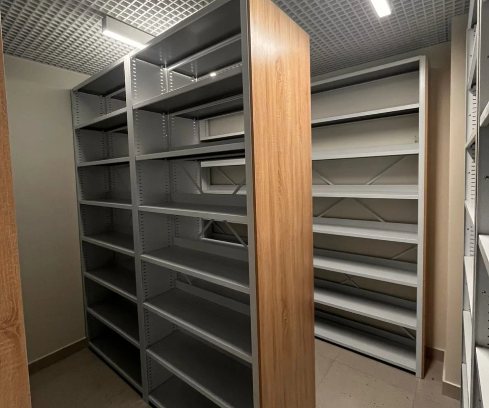 Стеллажи в библиотечные помещения площадью 6–10 м²