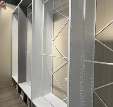 Стеллажи для хранения текстиля в магазине аэропорта