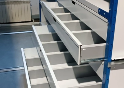 Стеллажи среднегрузовые с выдвижными ящиками и полками