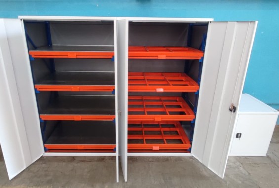 Металлический стеллаж с выдвижными полками и лотками