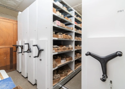 Передвижные стеллажи для склада оцинкованными полками