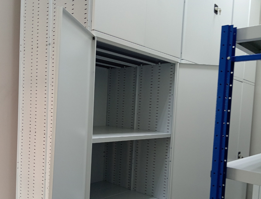 распашные двери на стеллаже