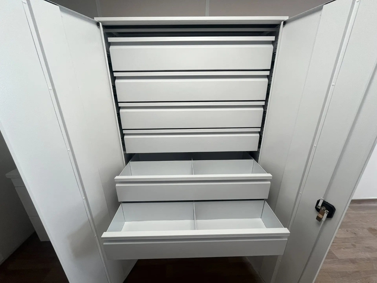 медицинские стеллажи с дверями и ящиками